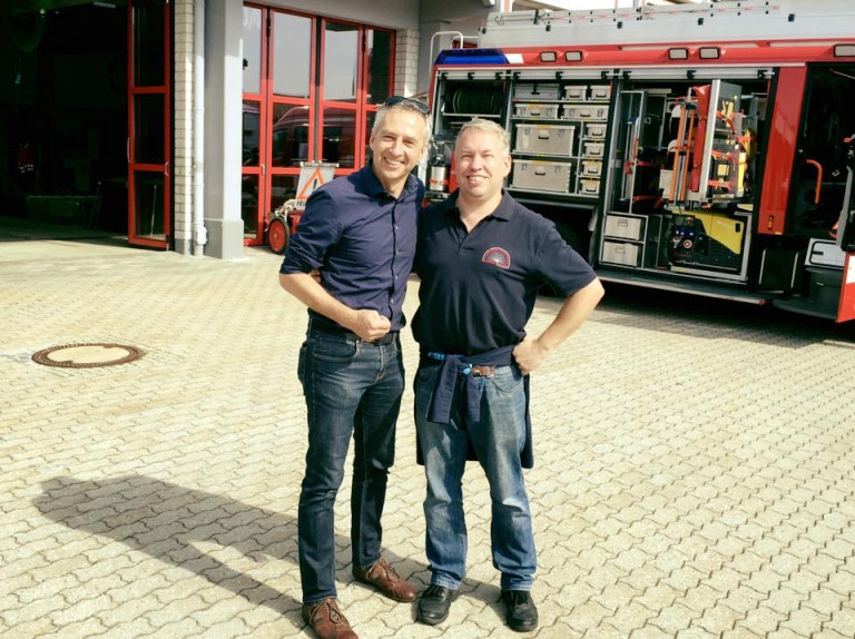 Leone mit Norbert Seidl bei der Freiwilligen Feuerwehr Puchheim-Bahnhof